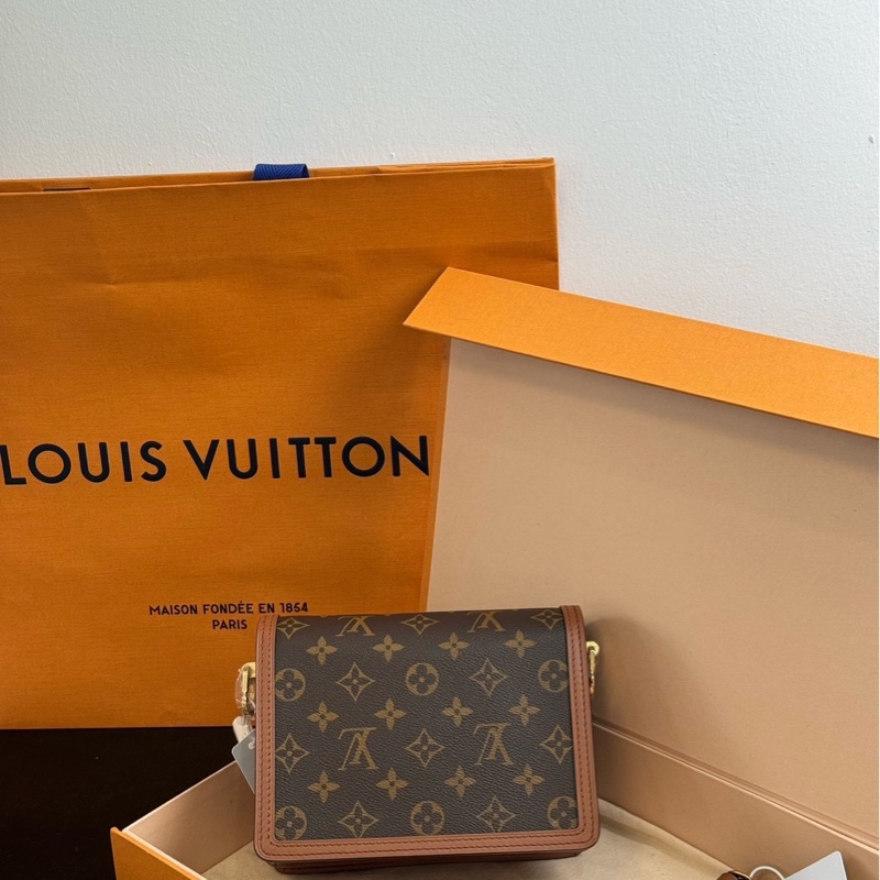 全新閒置品 25年LV達芙妮小號-9