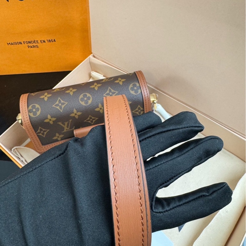 全新閒置品 25年LV達芙妮小號-12