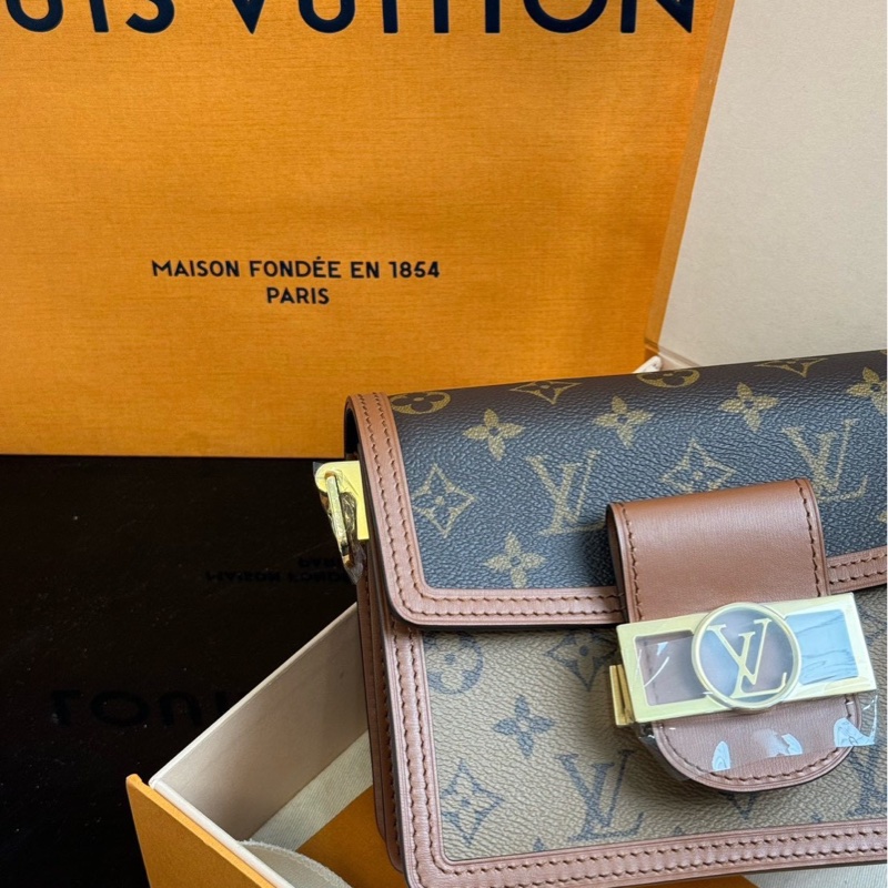 全新閒置品 25年LV達芙妮小號-15