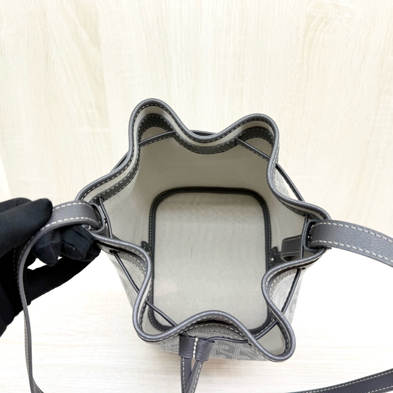 Goyard灰色Petit Flot經典塗料帆布束繩水桶包-8