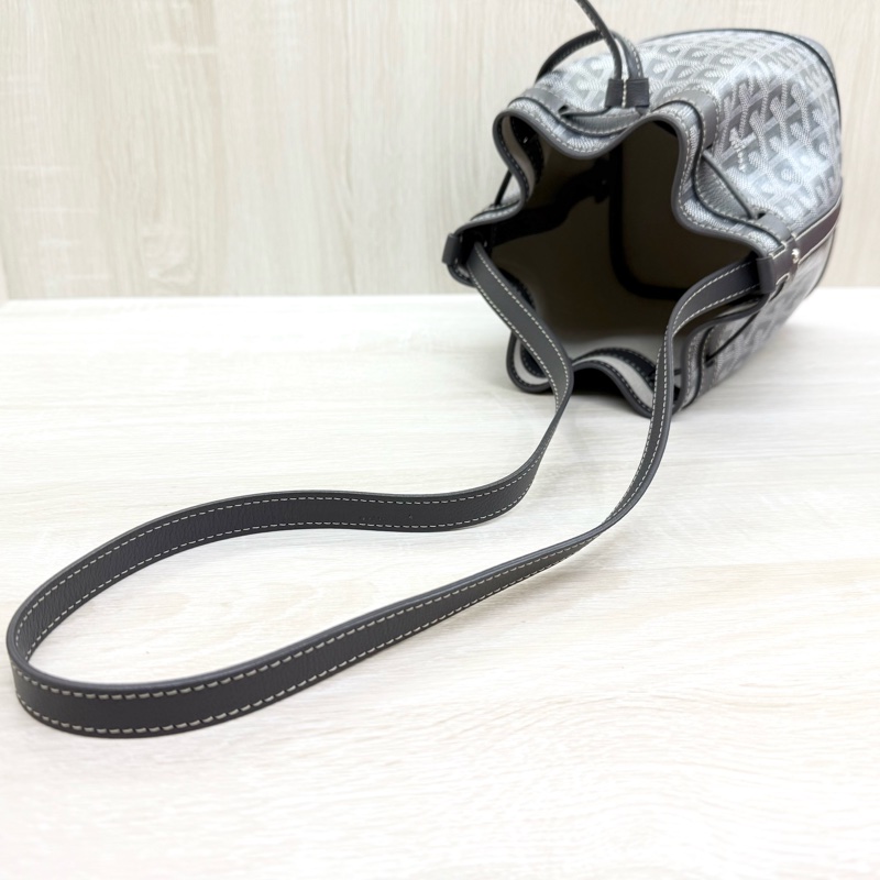 Goyard灰色Petit Flot經典塗料帆布束繩水桶包-11