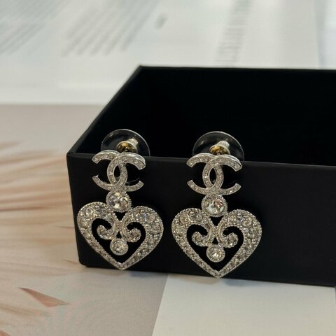 CHANEL 23K滿鑽愛心雕花耳環