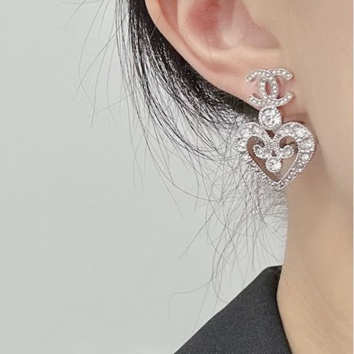 CHANEL 23K滿鑽愛心雕花耳環-1