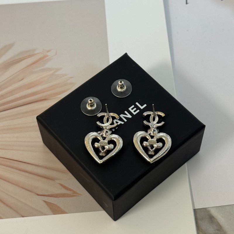 CHANEL 23K滿鑽愛心雕花耳環-5