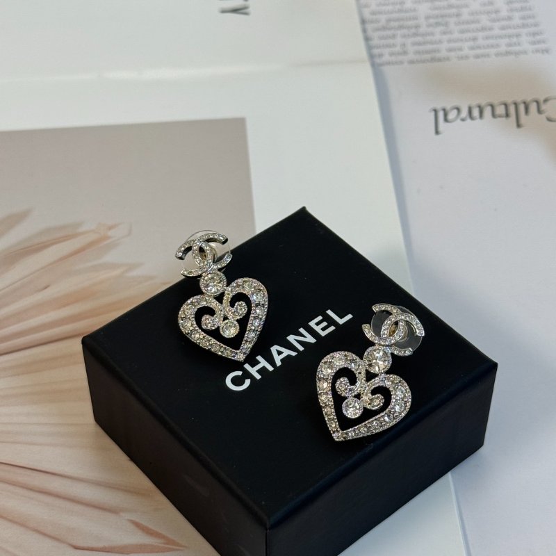 CHANEL 23K滿鑽愛心雕花耳環-6