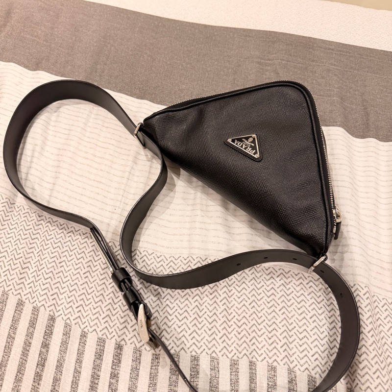 二手 Prada黑色防刮皮革 三角貼牌包（可單肩、斜背）-0