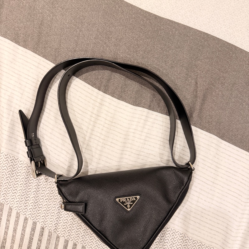 二手 Prada黑色防刮皮革 三角貼牌包（可單肩、斜背）-1