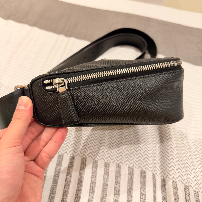 二手 Prada黑色防刮皮革 三角貼牌包（可單肩、斜背）-2