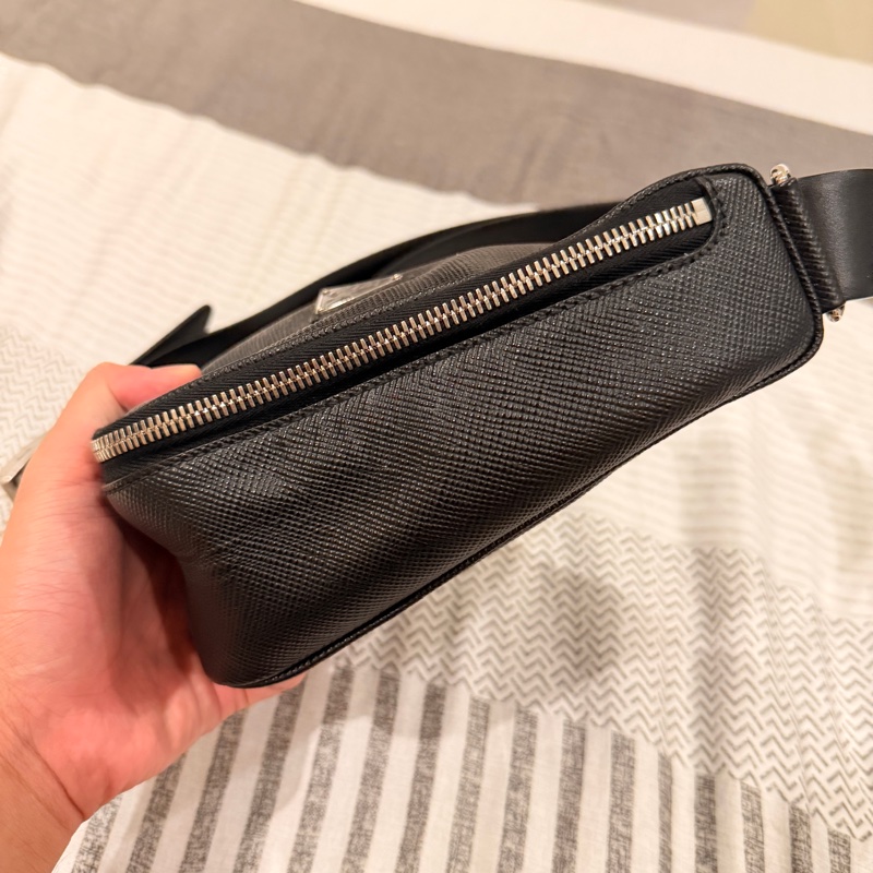 二手 Prada黑色防刮皮革 三角貼牌包（可單肩、斜背）-3