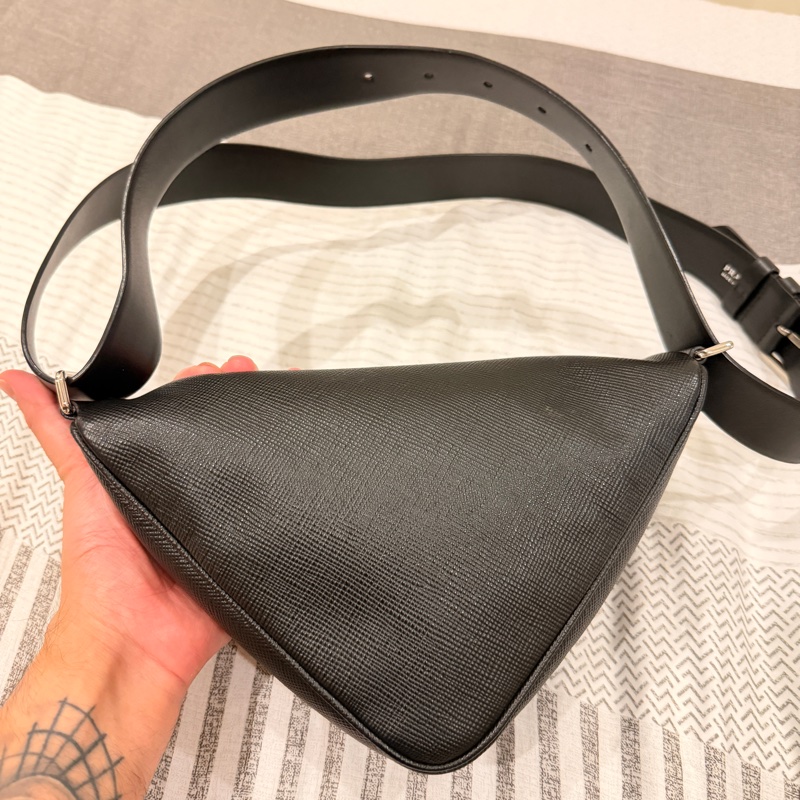 二手 Prada黑色防刮皮革 三角貼牌包（可單肩、斜背）-4