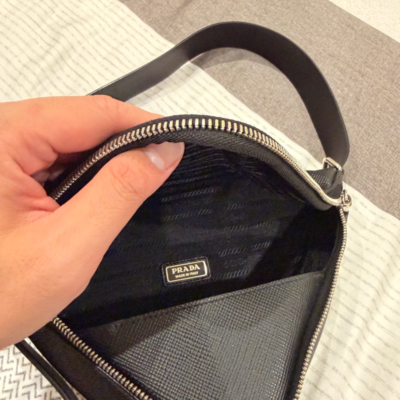 二手 Prada黑色防刮皮革 三角貼牌包（可單肩、斜背）-6