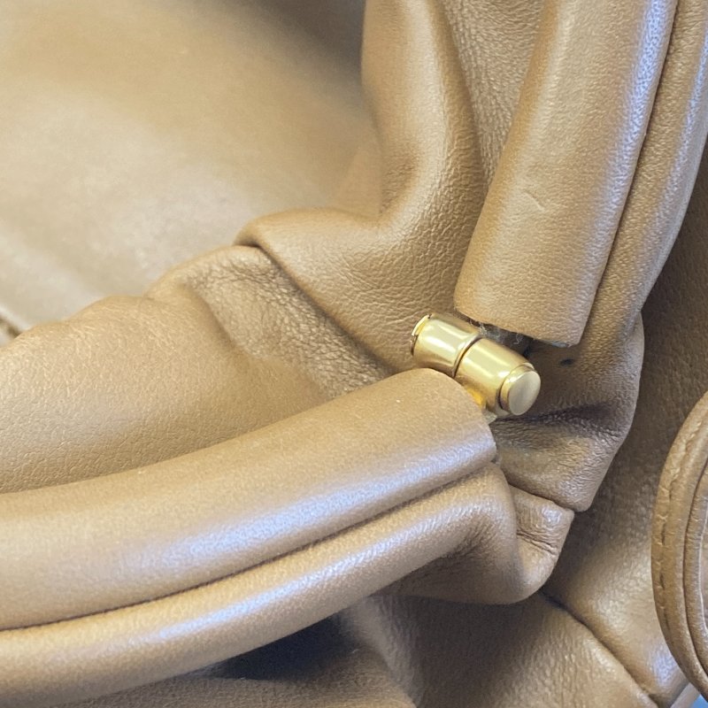 BOTTEGA VENETA 寶緹嘉 THE POUCH 肩背包 小牛皮 焦糖色 金釦-9