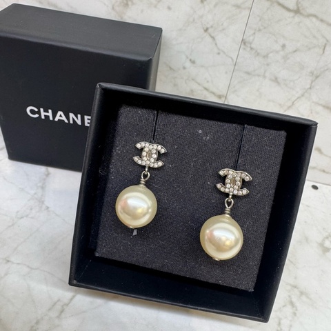 CHANEL小銀雙C水鑽珍珠垂吊耳環