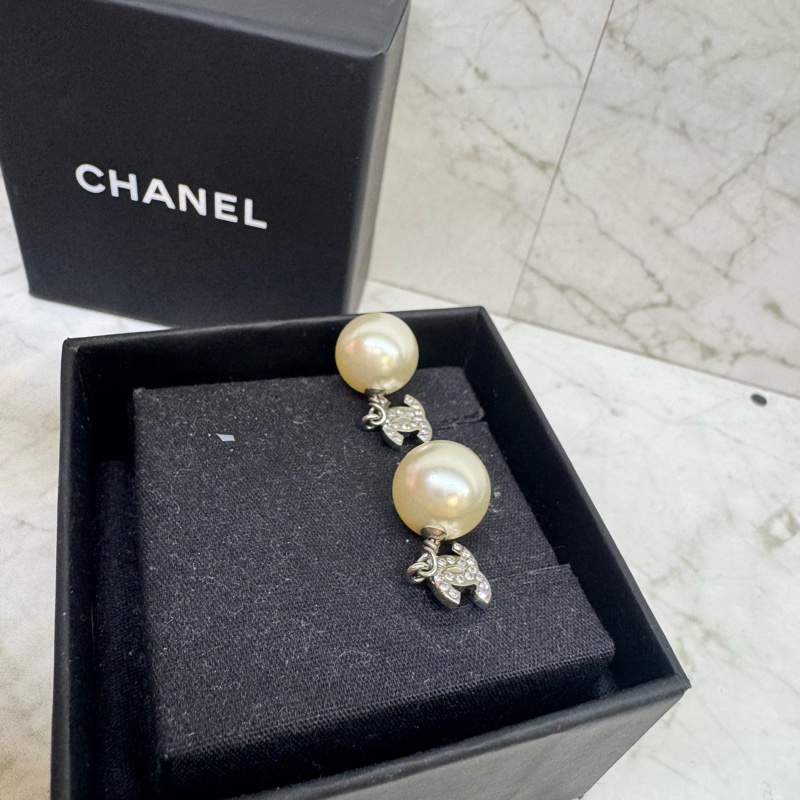 CHANEL小銀雙C水鑽珍珠垂吊耳環-2