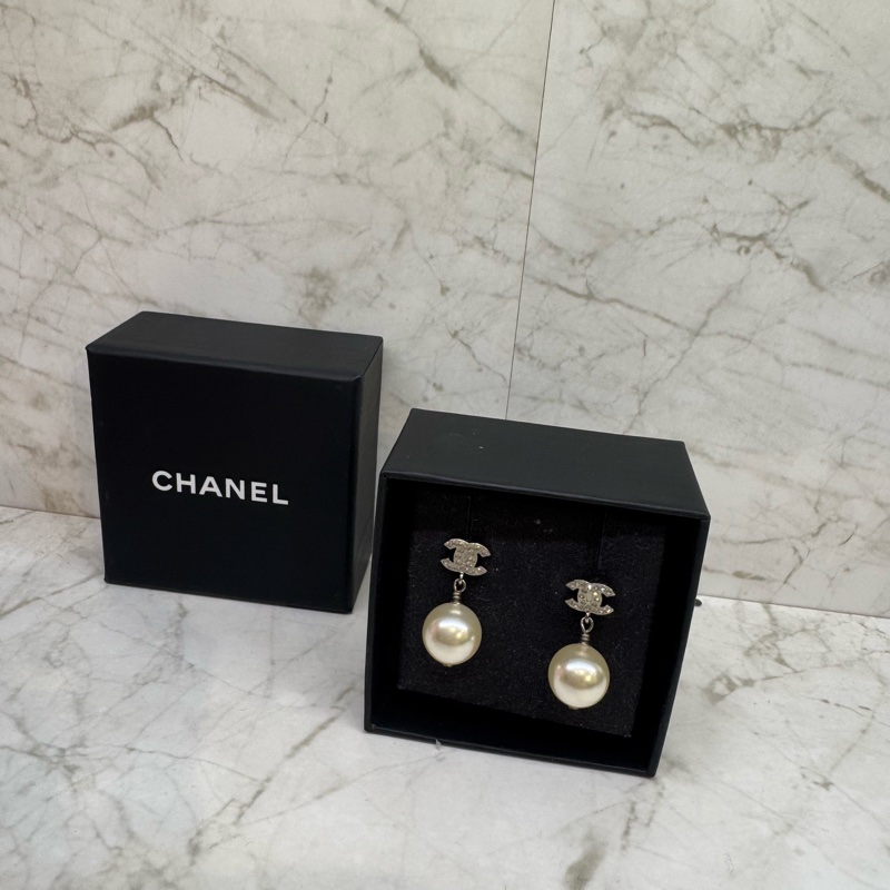 CHANEL小銀雙C水鑽珍珠垂吊耳環-4