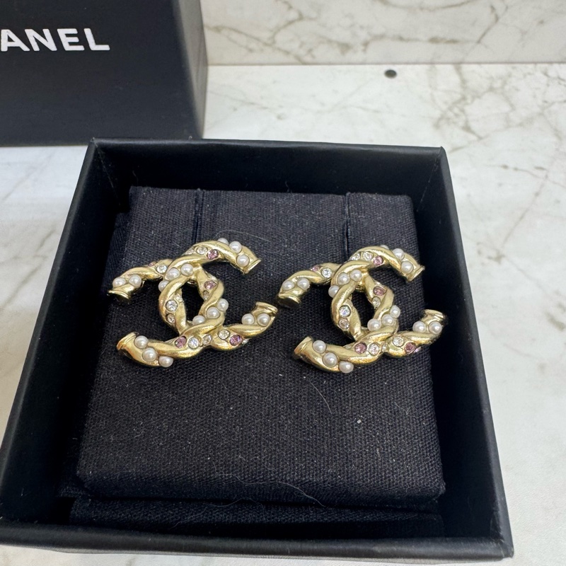 CHANEL金色麻花捲珍珠水鑽耳環-1
