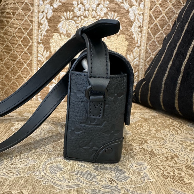 LV 黑牛皮壓紋黑釦Steamer下蓋磁吸斜背包 M81746-7