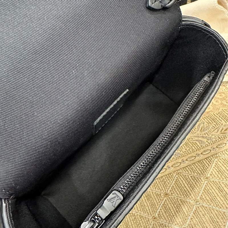 LV 黑牛皮壓紋黑釦Steamer下蓋磁吸斜背包 M81746-8