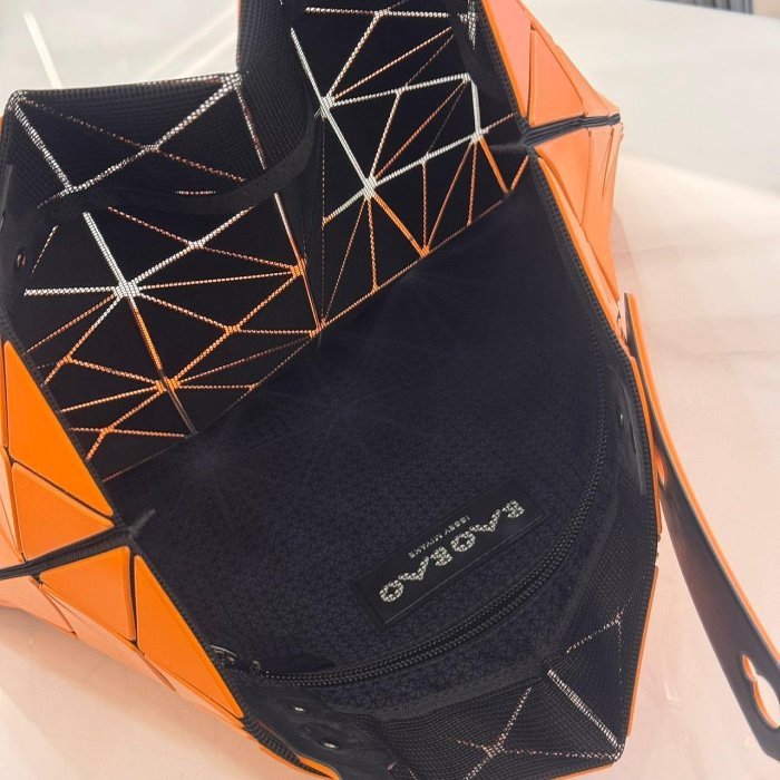 *SHIHNA名牌精品*BAOBAO ISSEY MIYAKE 三宅一生 6x6亮面手提包-7