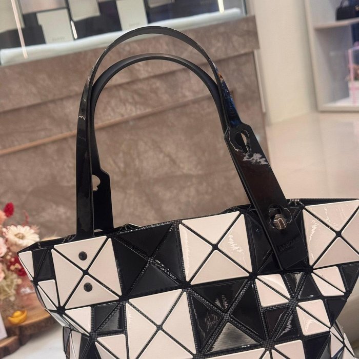 *SHIHNA名牌精品*BAOBAO ISSEY MIYAKE 三宅一生 6x6亮面手提包-1