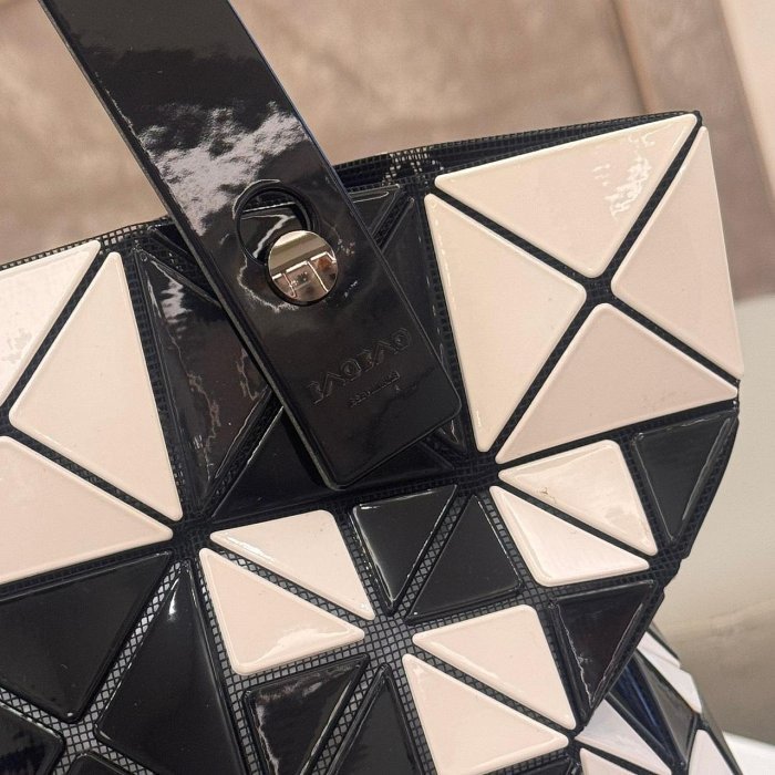 *SHIHNA名牌精品*BAOBAO ISSEY MIYAKE 三宅一生 6x6亮面手提包-2
