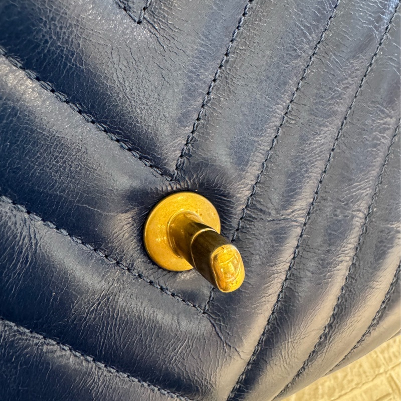 chanel藍色山形紋金雙C handle-43