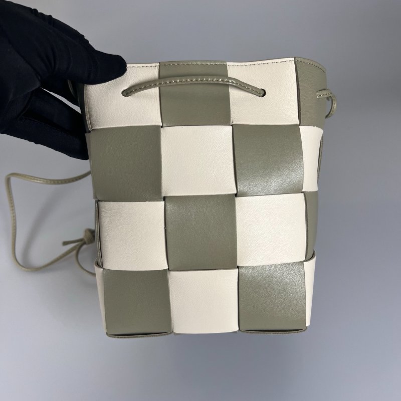 BV 綠白拚色大編織水桶包-1