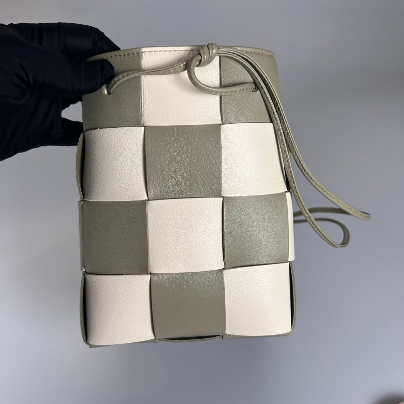 BV 綠白拚色大編織水桶包-2