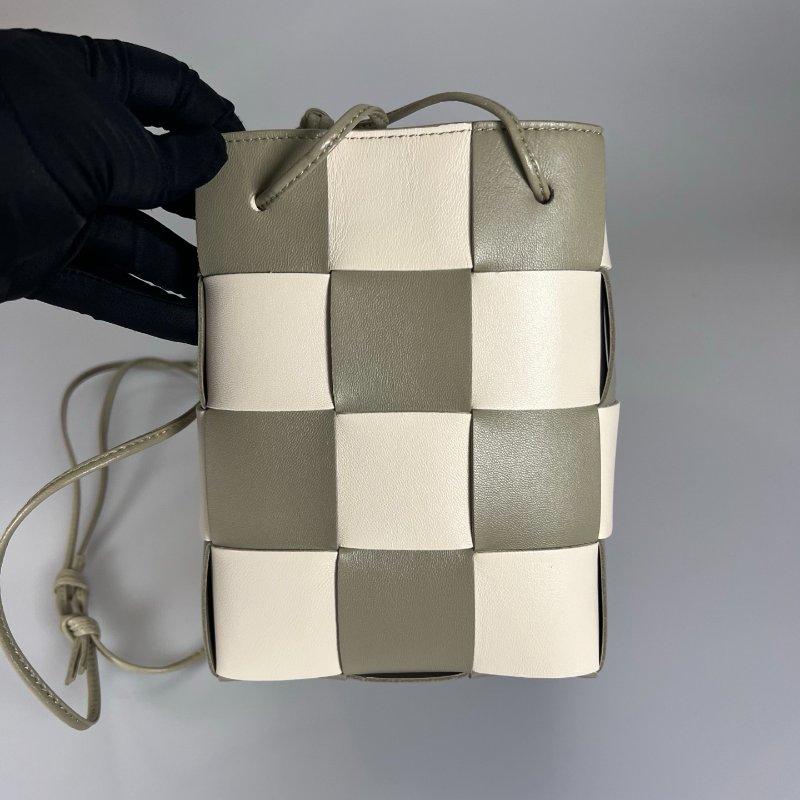 BV 綠白拚色大編織水桶包-3