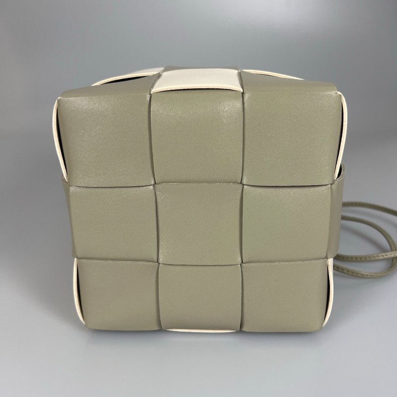 BV 綠白拚色大編織水桶包-4