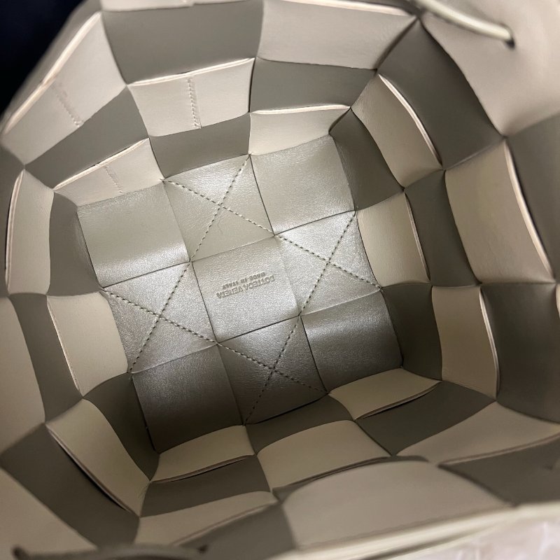 BV 綠白拚色大編織水桶包-5