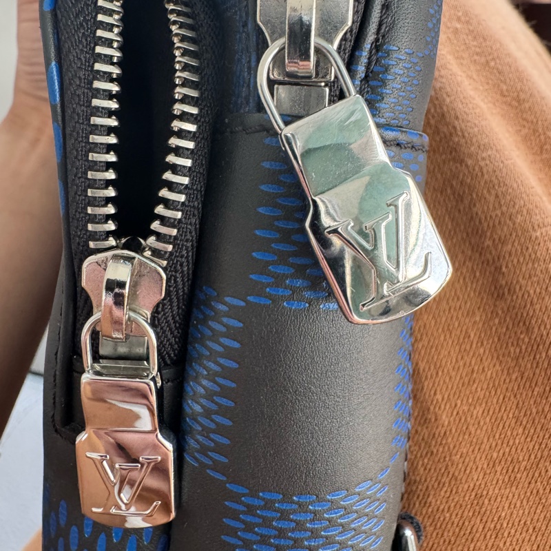 正品 LV N50024 藍棋盤胸前包 狀況極新 只背一次-1