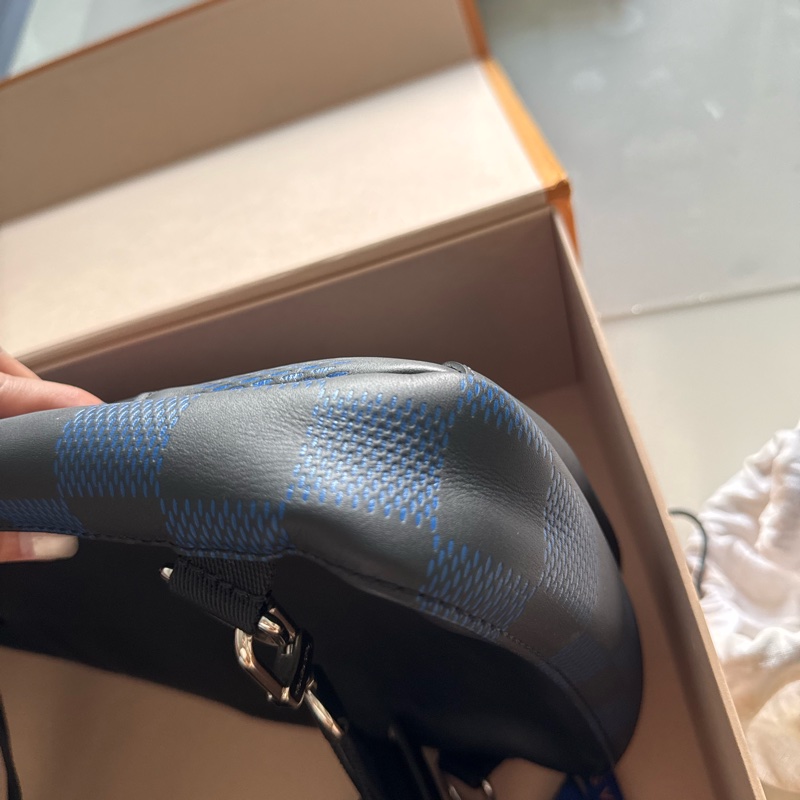 正品 LV N50024 藍棋盤胸前包 狀況極新 只背一次-7