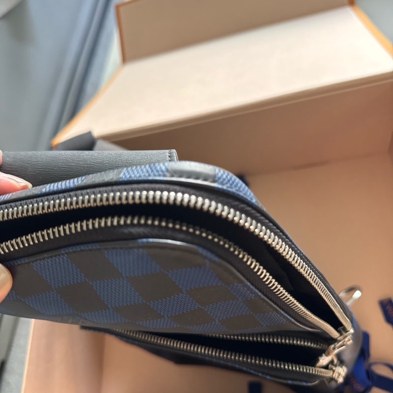 正品 LV N50024 藍棋盤胸前包 狀況極新 只背一次-9