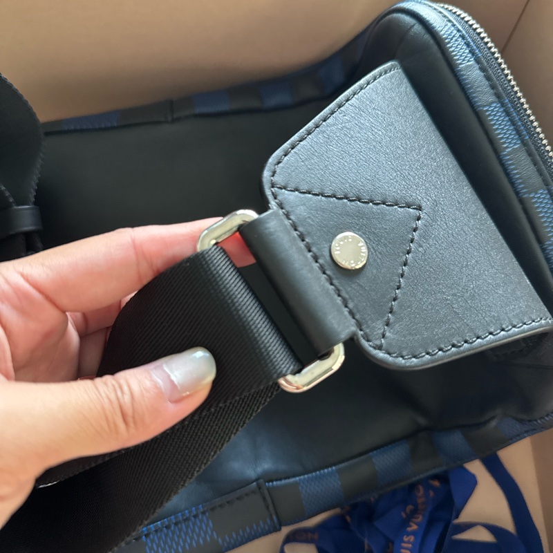 正品 LV N50024 藍棋盤胸前包 狀況極新 只背一次-18