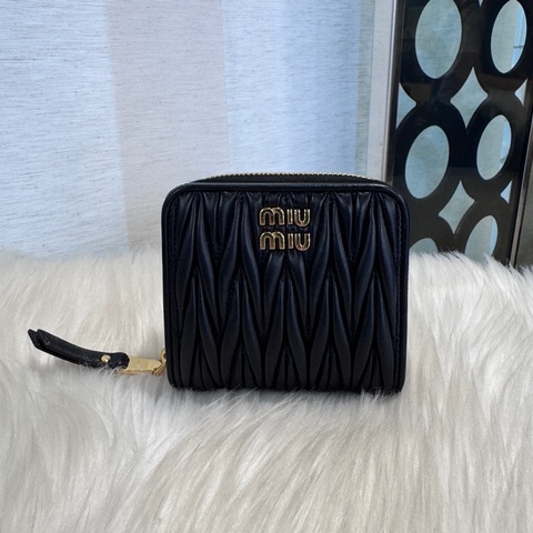 MiuMiu Matelasse 黑納帕羊皮金釦短夾