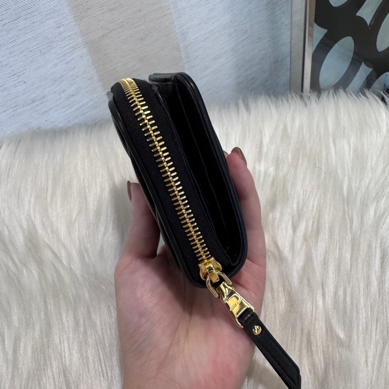 MiuMiu Matelasse 黑納帕羊皮金釦短夾-2