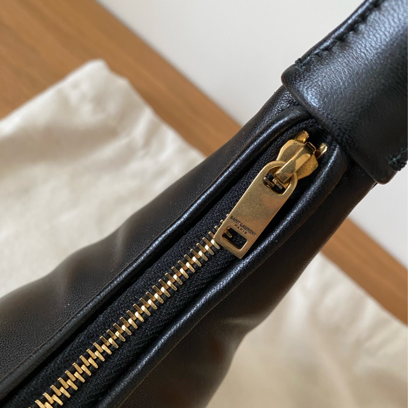 YSL CALYPSO 小羊皮Hobo腋下包-10