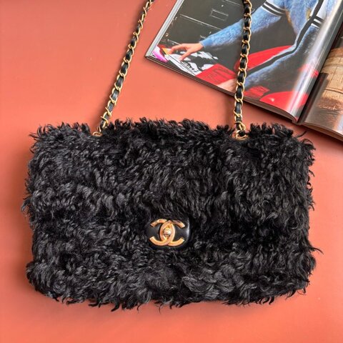 收藏品割愛秋冬款♡ ::CHANEL:: Curly Fur Flap Bag經典雙C 黑色毛料肩背包