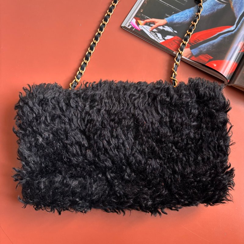 收藏品割愛秋冬款♡ ::CHANEL:: Curly Fur Flap Bag經典雙C 黑色毛料肩背包-1