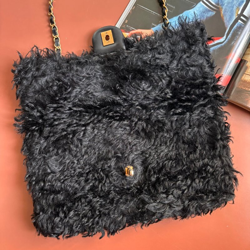 收藏品割愛秋冬款♡ ::CHANEL:: Curly Fur Flap Bag經典雙C 黑色毛料肩背包-2