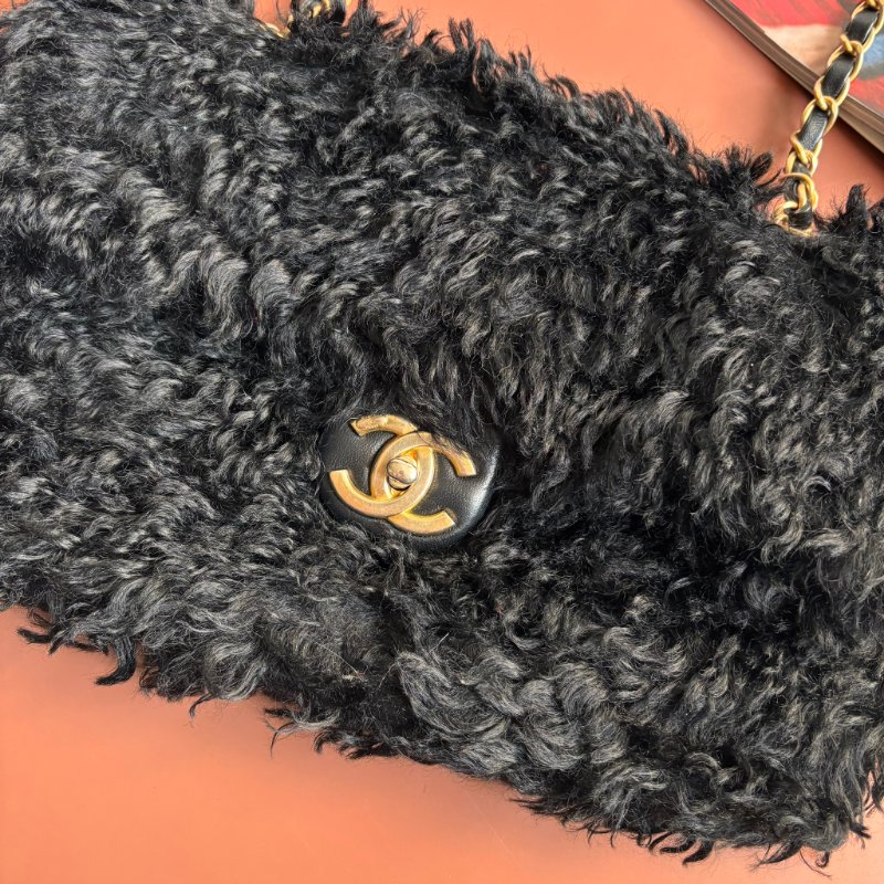 收藏品割愛秋冬款♡ ::CHANEL:: Curly Fur Flap Bag經典雙C 黑色毛料肩背包-4