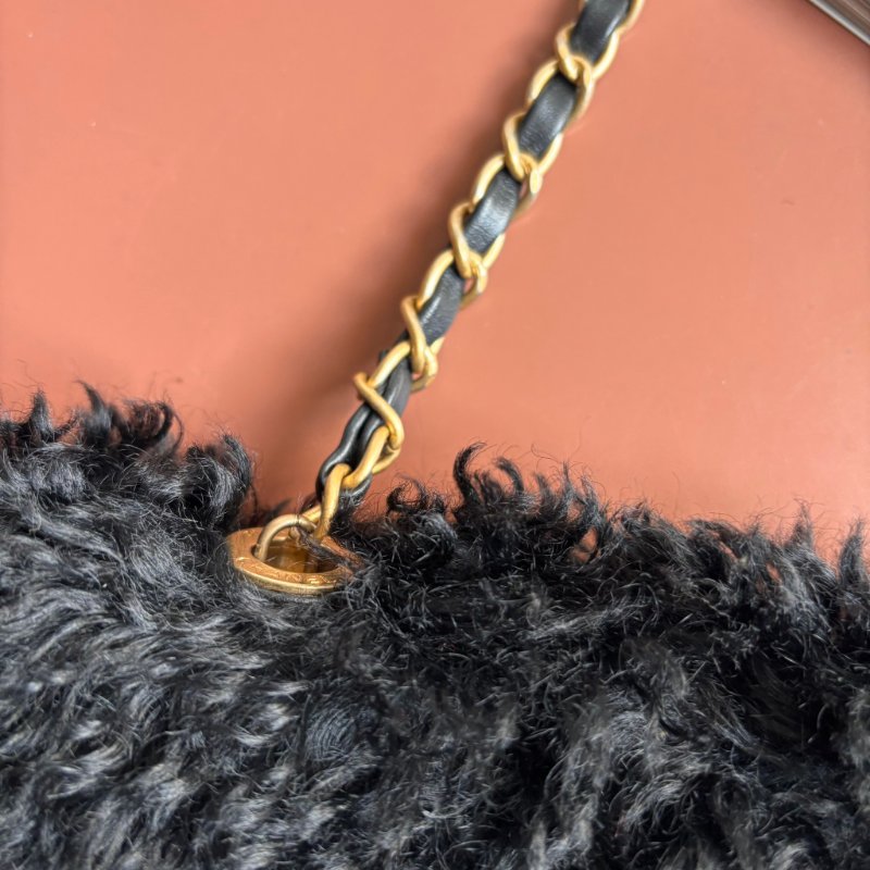 收藏品割愛秋冬款♡ ::CHANEL:: Curly Fur Flap Bag經典雙C 黑色毛料肩背包-6