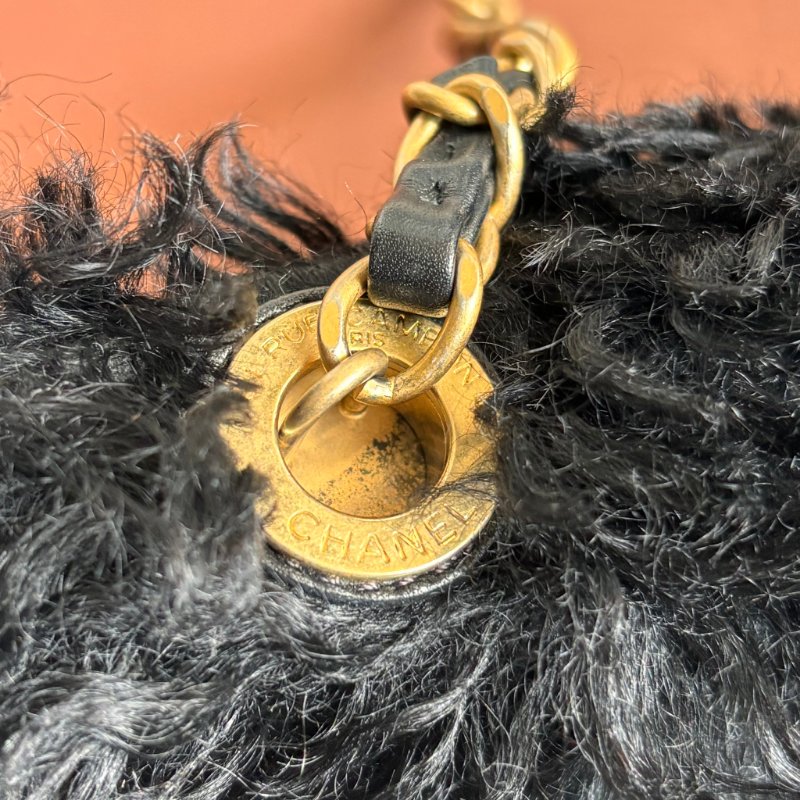 收藏品割愛秋冬款♡ ::CHANEL:: Curly Fur Flap Bag經典雙C 黑色毛料肩背包-7