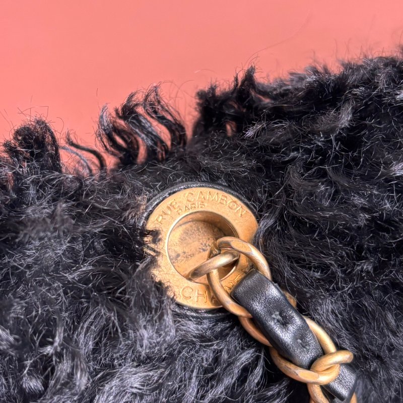 收藏品割愛秋冬款♡ ::CHANEL:: Curly Fur Flap Bag經典雙C 黑色毛料肩背包-8