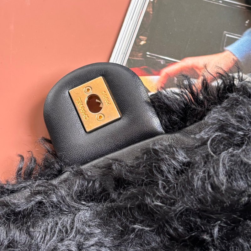 收藏品割愛秋冬款♡ ::CHANEL:: Curly Fur Flap Bag經典雙C 黑色毛料肩背包-9