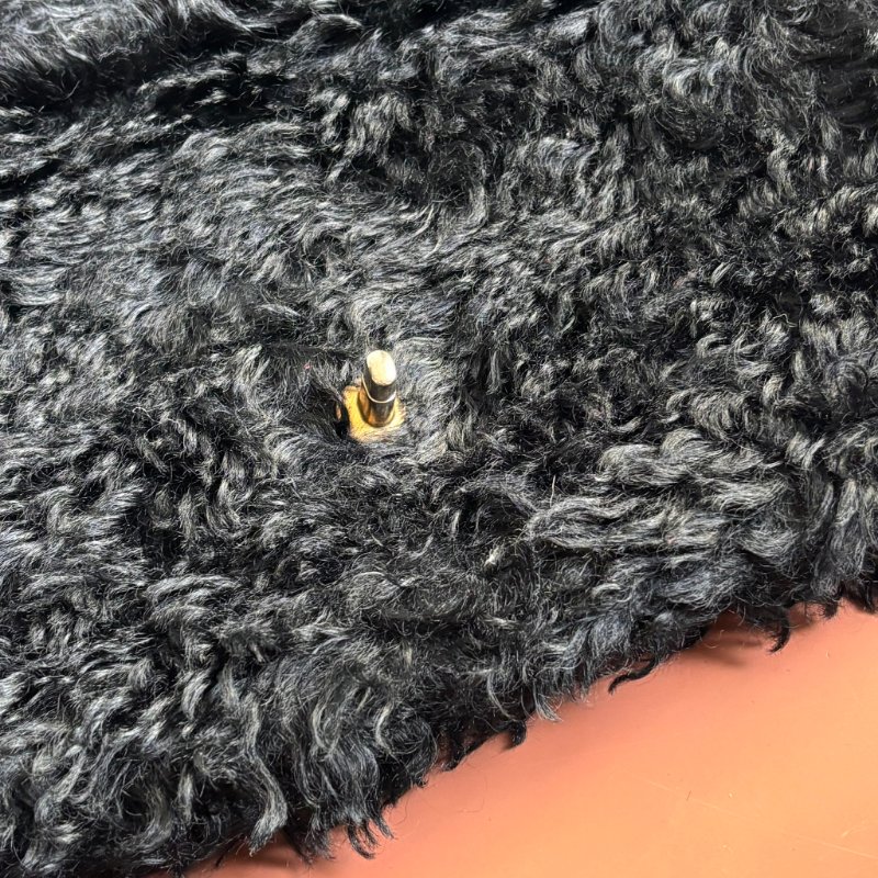 收藏品割愛秋冬款♡ ::CHANEL:: Curly Fur Flap Bag經典雙C 黑色毛料肩背包-10