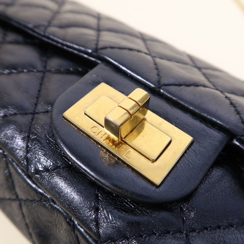 CHANEL 皮革2.55金扣鏈帶肩背袋-9