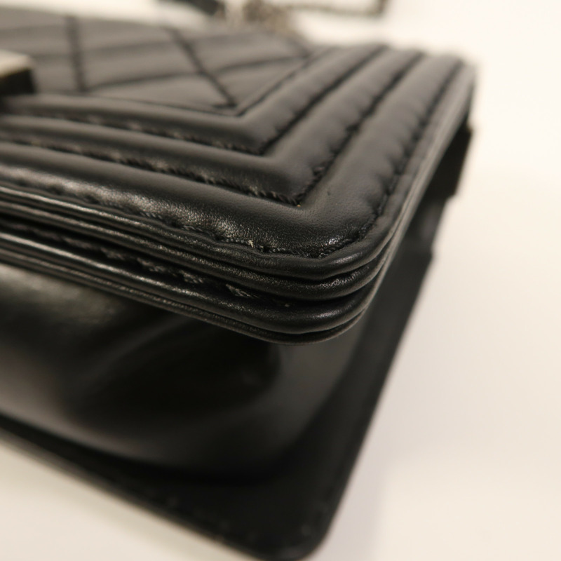 CHANEL 牛皮皮革Boy 20銀扣鏈帶肩背袋-9