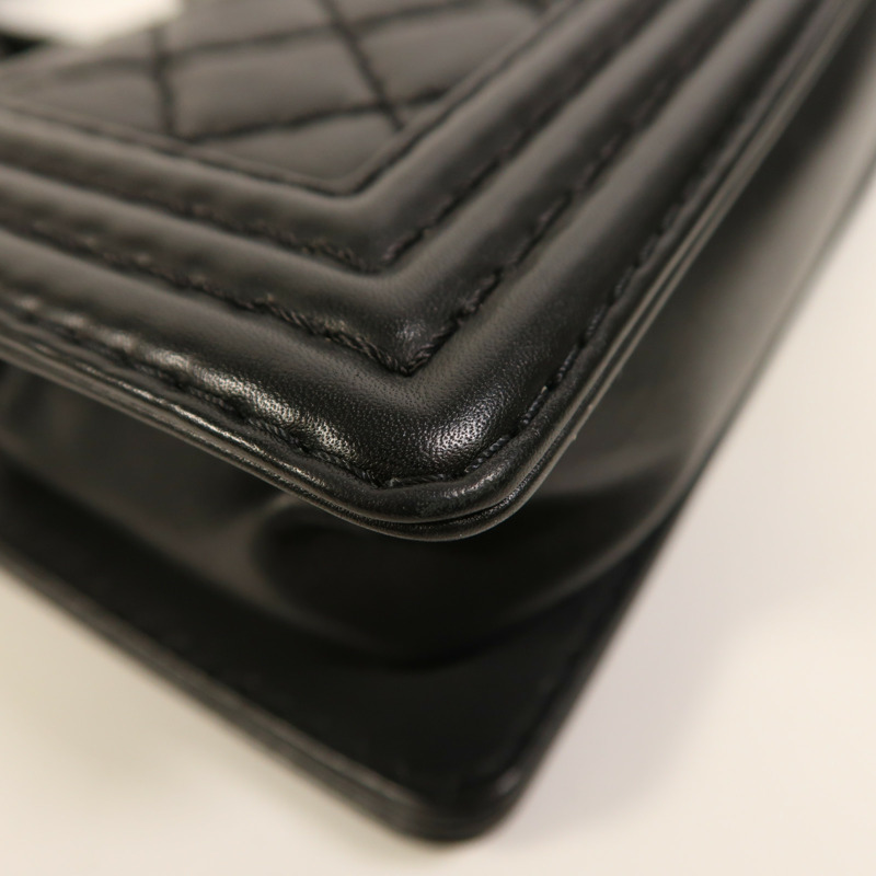 CHANEL 牛皮皮革Boy 20銀扣鏈帶肩背袋-12